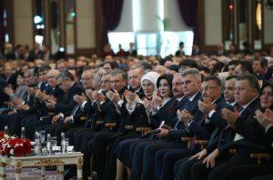 الحضور في افتتاح مكتبة الأمة