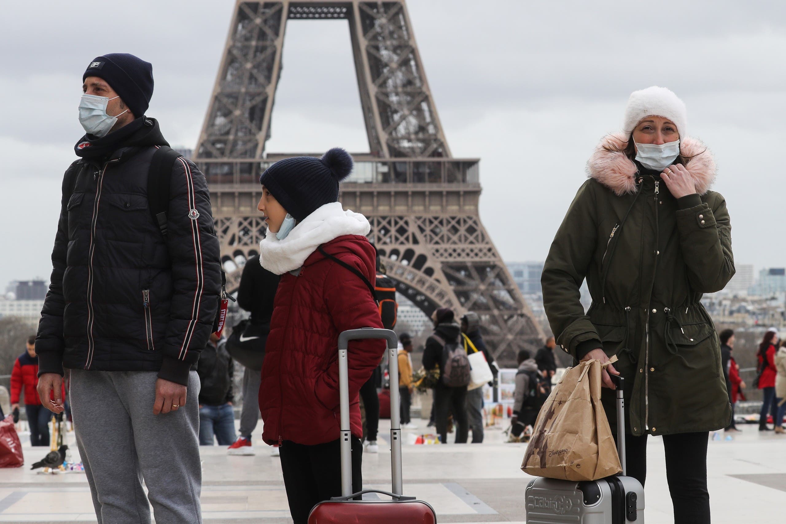 Хорошая жизнь в европе. Франция люди на улицах. Париж люди. Люди на улицах Парижа. Население Парижа.