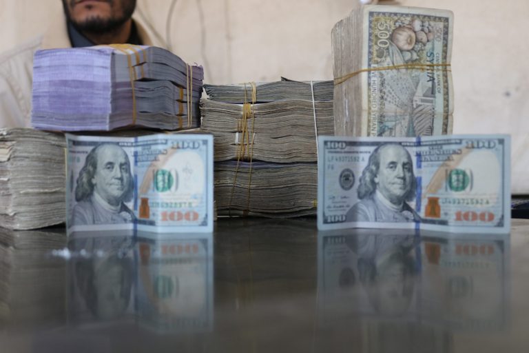 عملة سورية من فئة 500 أما عملية الدولار الأمريكية (انترنت))