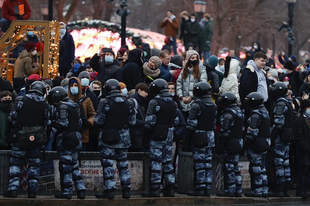 Митинги в москве после смерти навального. Протест Российской оппозиции. Митинги Навального 2021. Россия сейчас. Столкновение ОМОН митинг.