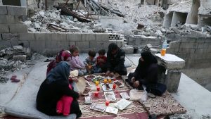 عائلة تفطر على ركام منزلها في أريحا (عارف وتد/ AFP)