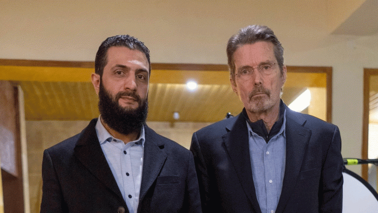 الصحفي الأمريكي مارتن سميث وقائد هيئة تحرير الشام أبو محمد الجولاني- 2 من فبراير/ شباط (مارتن سميث تويتر)