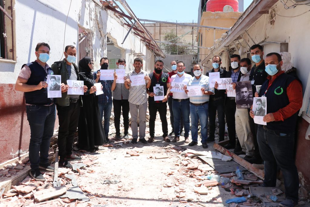وقفة احتجاجية لعدد من المنظمات أمام مشفى الشفاء في عفرين- 16 من يونيو/ حزيران 2021 (السورية نت)