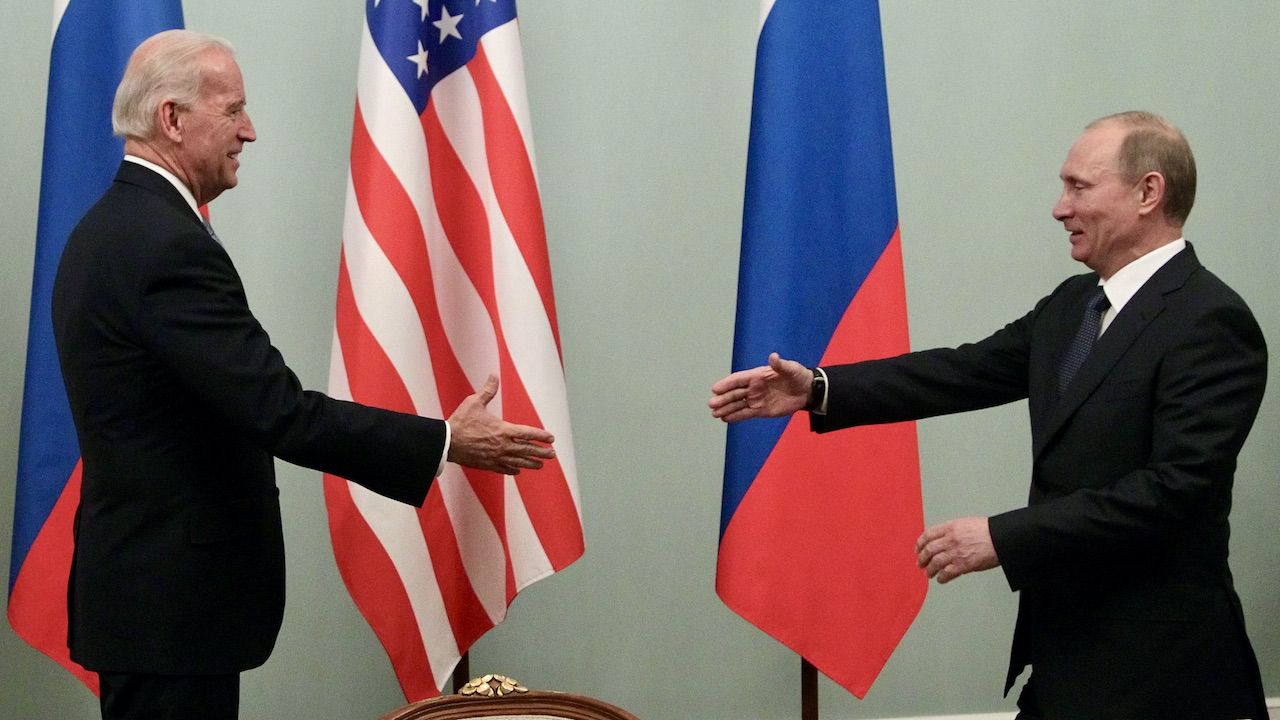 لقاء بين بوتين وبايدن عام 2011 (DPA)