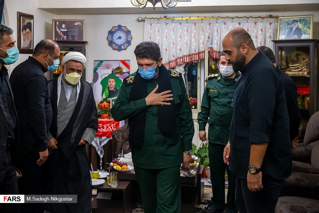 قائد "الحرس الثوري" الإيراني، سردار حسن زاده، خلال زيارته لمنزل القيادي رضا فرزانة (فارس)