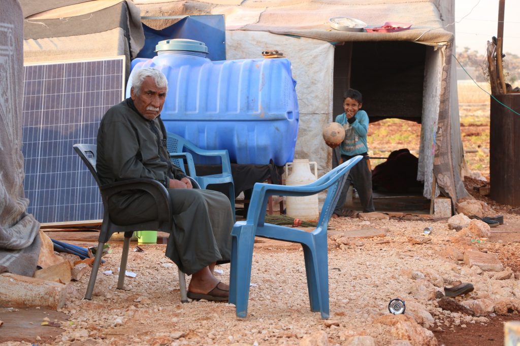 استعدادات مخيمات النازحين في إدلب لفصل الشتاء، مخيم سيالة شمالي إدلب، 10 أكتوبر/ تشرين الأول 2021 (عز الدين زكور ـ السورية.نت)