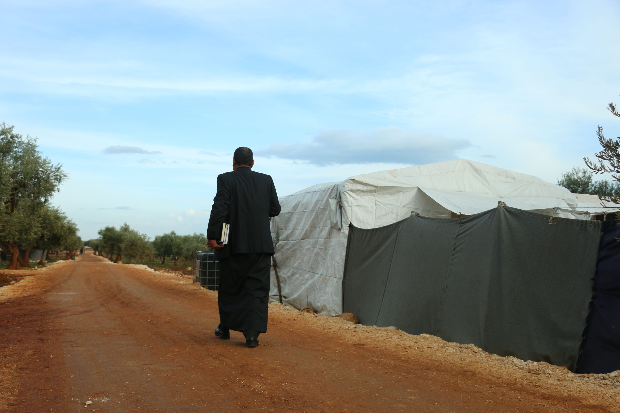 حمود الكروم يوثق أحداث الثورة السورية منذ 11 عاماً، مخيم "السلطان" محيط بلدة كللي شمالي إدلب، 8 مارس/آذار 2022 (السورية.نت)