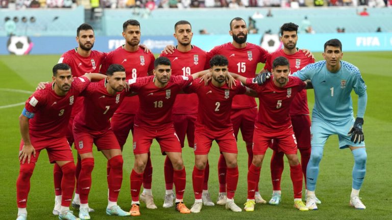 لاعبو المنتخب الإيراني تحت أنظار “الحرس الثوري” وتهديد يطال عائلاتهم