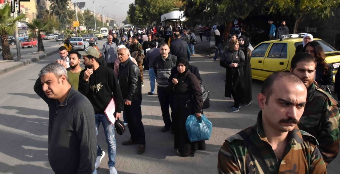 مواطنون ينتظرون المواصلات العامة في دمشق- نوفمبر/ تشرين الثاني 2022 (صحيفة تشرين)